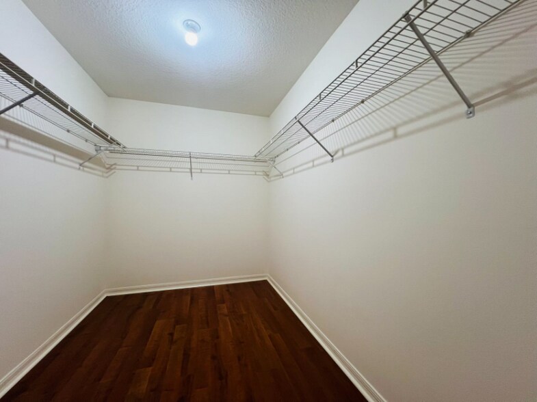 Building Photo - 1531 Par Ct