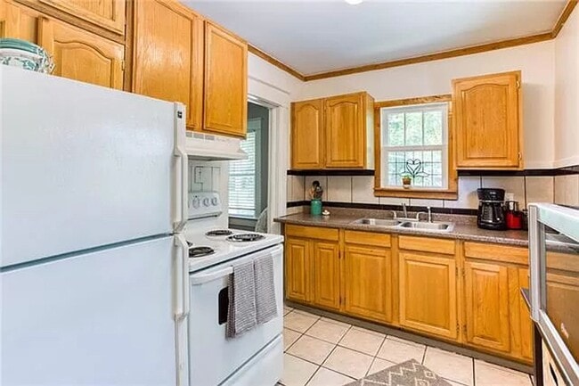 Building Photo - Charming West Plaza Bungalow