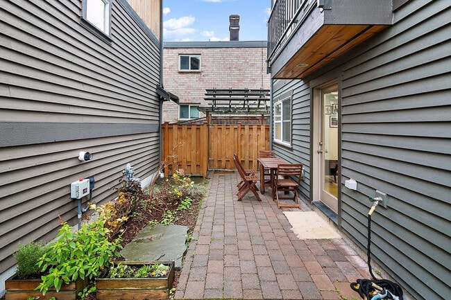 Building Photo - 1209 Aurora Ave N