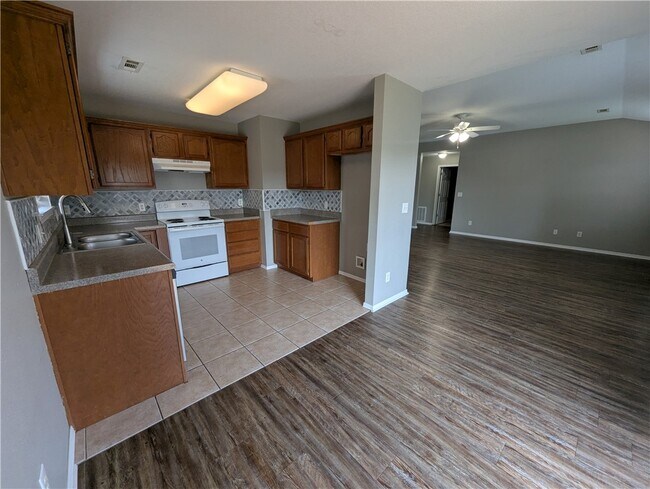 Building Photo - 802 Ash Ct