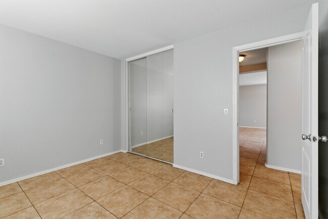 Building Photo - 11546 W Schleifer Dr