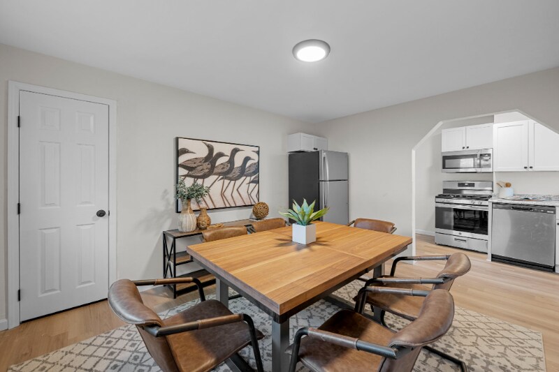 Building Photo - 135 E Loretta Ave