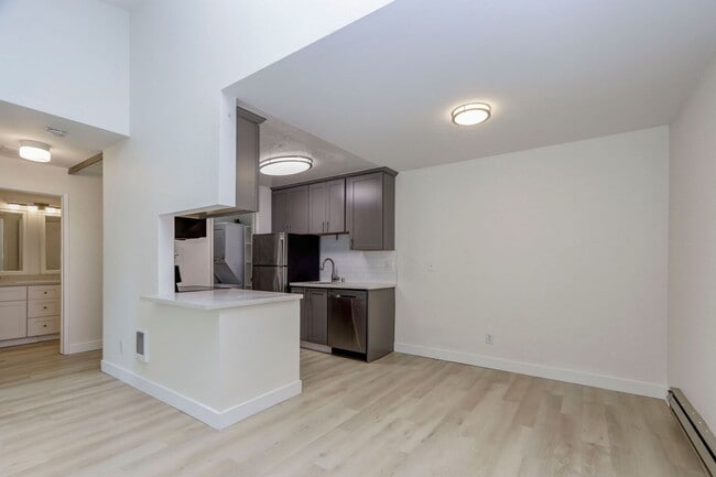 Building Photo - 845 Woodside Way