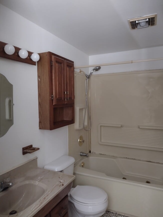 Upstair Bathroom - 21164 Woodward St