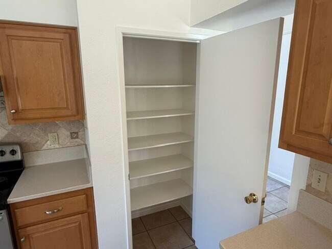 Building Photo - 512 Toyon Pl