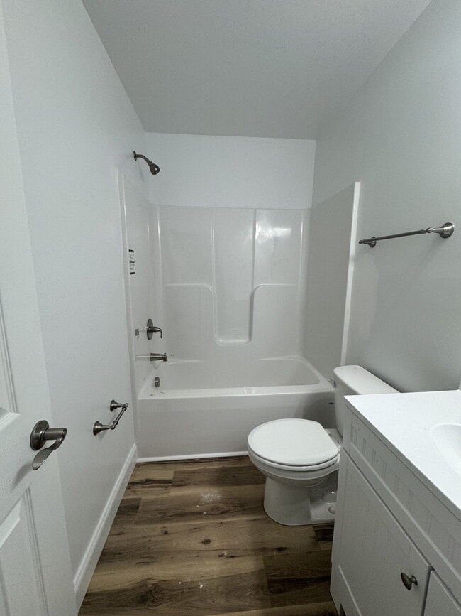 Building Photo - "Charming 3-Bedroom Retreat with 2 Full Ba...