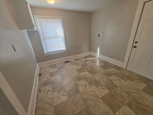 Building Photo - 725 Junia Ave