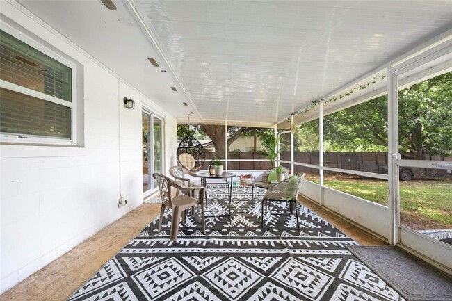 Building Photo - 412 Pinar Dr