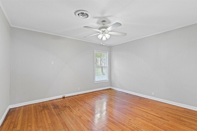 Building Photo - 511 N Oak Cliff Blvd