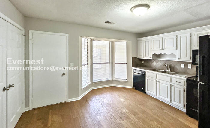 Building Photo - 5547 St James St