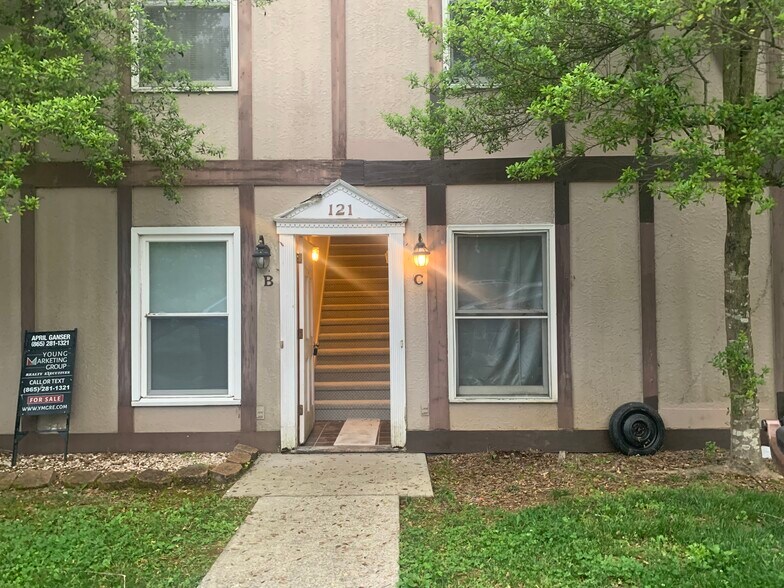 Primary Photo - 121 Arcadia Ln