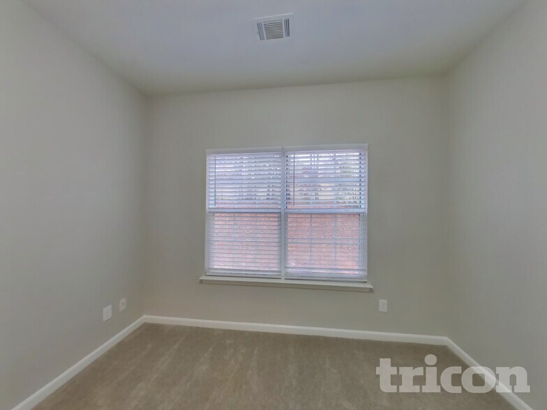 Building Photo - 18 Rockridge Dr