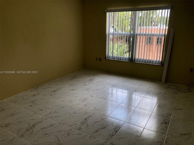 Building Photo - 555 NE 123rd St