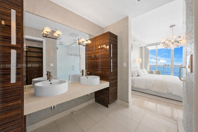 Building Photo - 2020 N Bayshore Dr