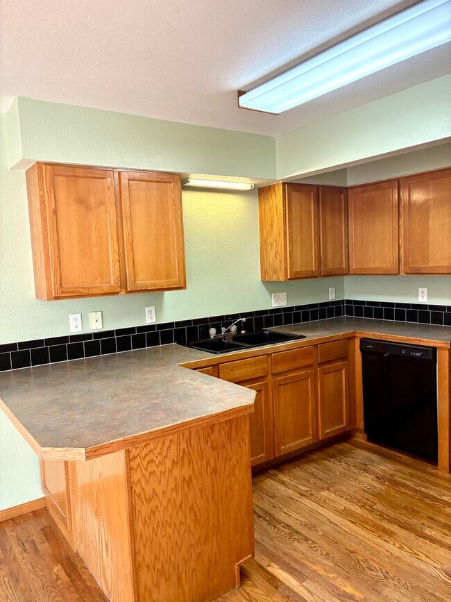 Building Photo - Beautiful 3 bedroom, 2 and 2-1/2 bath Townhome with 2 car attached garage and Finished Basement w...