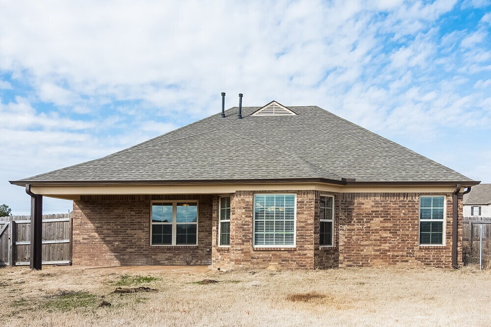 Building Photo - 2847 S Cherry Dr