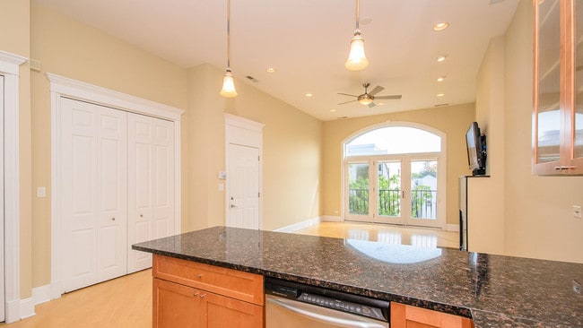 Building Photo - 1910 W Armitage Ave