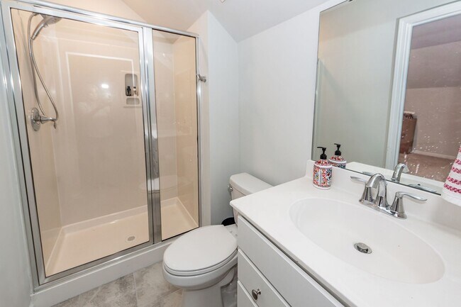 Building Photo - 6 Bedroom 4.5 Bath in Limehouse Village - Summerville