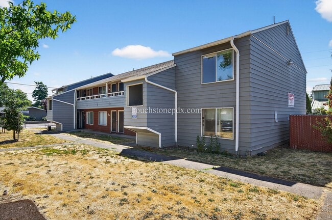 Building Photo - 2nd MONTH RENT FREE! Updated 3 BR Apartment with Patio in Portland