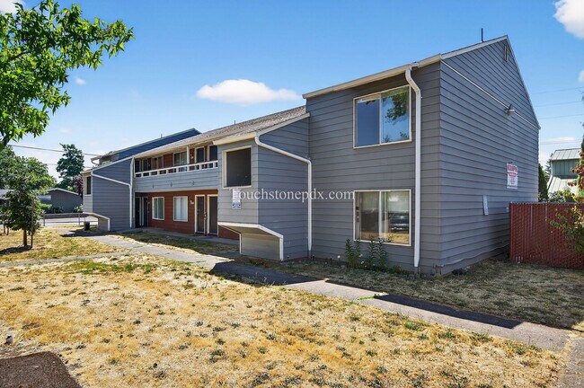 Building Photo - Inviting East Portland Apartment with Bright Living and Everyday Comfort