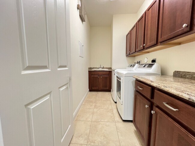 Building Photo - Luxury Living in a Gated Community – Modern 2-Bed Home with Premium Amenities!