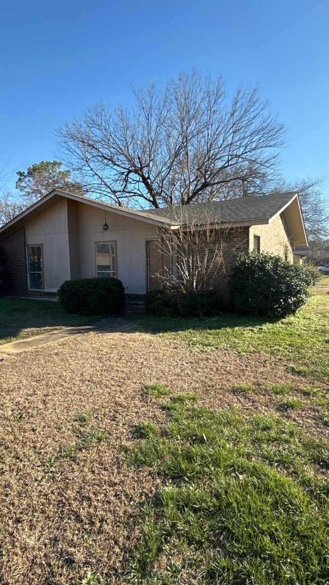 Building Photo - 3002 Dobbs Cir