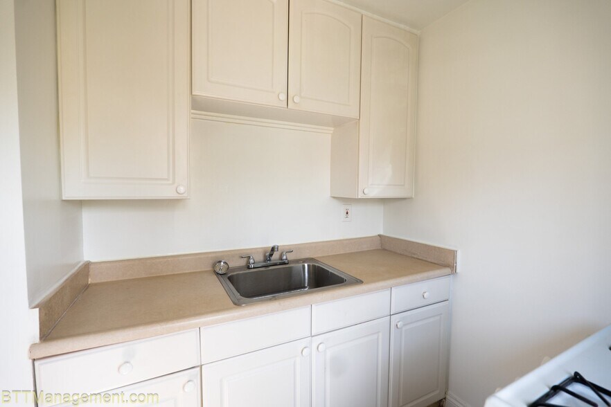 Building Photo - 908 Hudson Ave