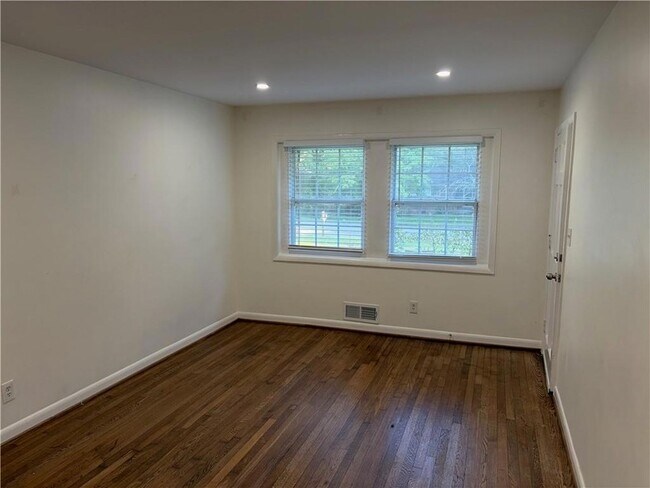 Building Photo - 213 Buchanan Terrace