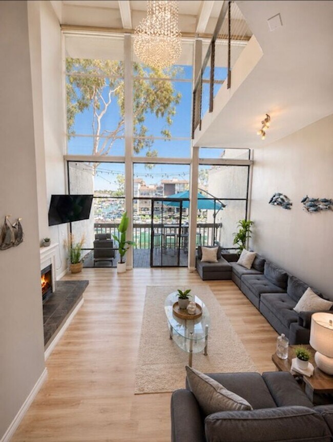 Building Photo - 7334 Marina Pacifica Dr N