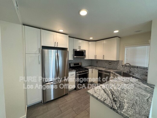 Building Photo - 2330 Oak St