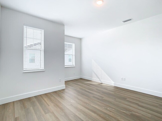 Building Photo - Brand New Constructed Townhouse in South Tampa - Available October 2024