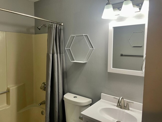 Building Photo - Forest Townhome