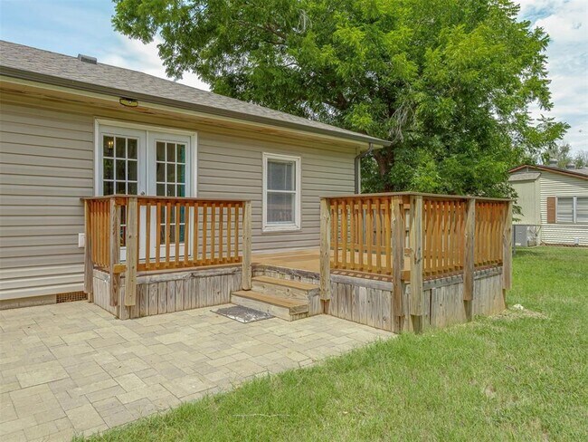 Building Photo - 300 Fretz Ave