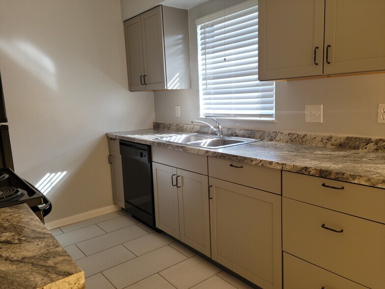 Building Photo - 8176 Old English Dr