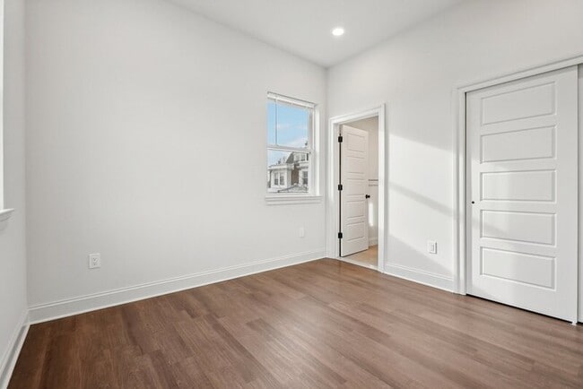 Building Photo - 472 Roxborough Ave