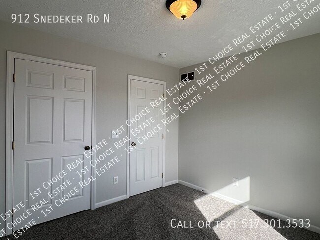 Building Photo - 912 Snedeker Rd N