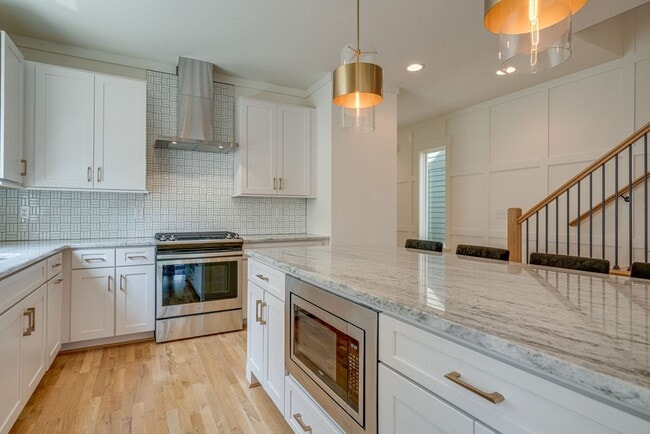Building Photo - Partially Furnished Beauty