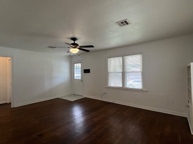 Building Photo - 3 Bedroom close to Campus!!