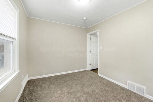 Building Photo - 3360 Edgeworth St