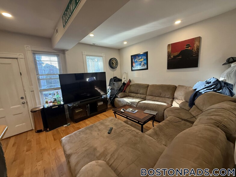 Primary Photo - 108 Buttonwood St