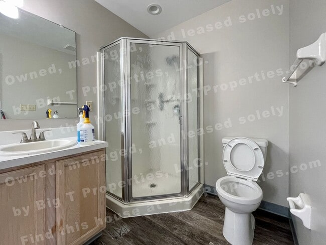 Building Photo - Large 4 bedroom 2.5 bath 2 car garage hous...