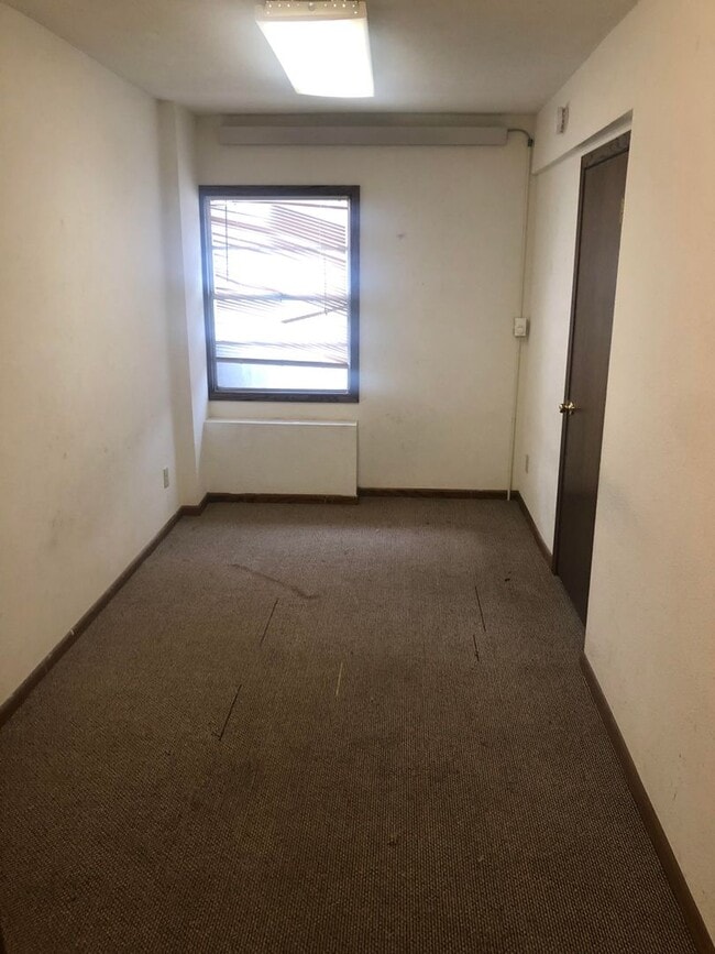 Building Photo - Large 4 Bedroom 2 bath