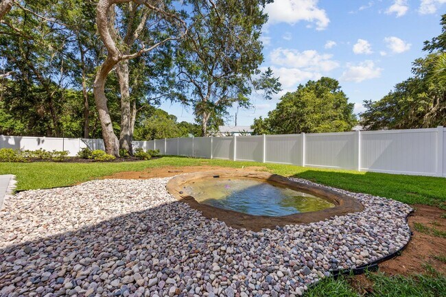 Building Photo - All Inclusive Seasonal Rental in the Beaut...