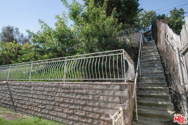 Building Photo - 5667 Heatherdale Dr