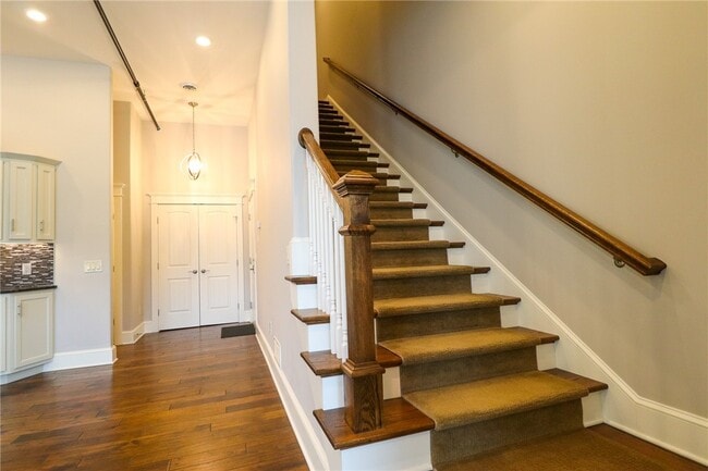 Building Photo - 64 E Market St