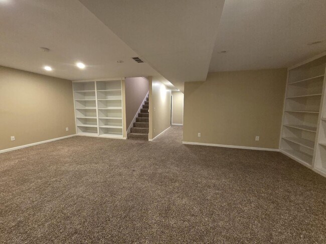 Building Photo - Large family corner lot home for rent!