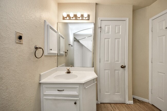 Building Photo - 1010 Gardenwalk Dr