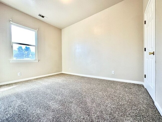 Building Photo - New Rate! Available June 2026! Plus 1/2 off 1 full month of rent! Newly updated, spacious 5 bedro...