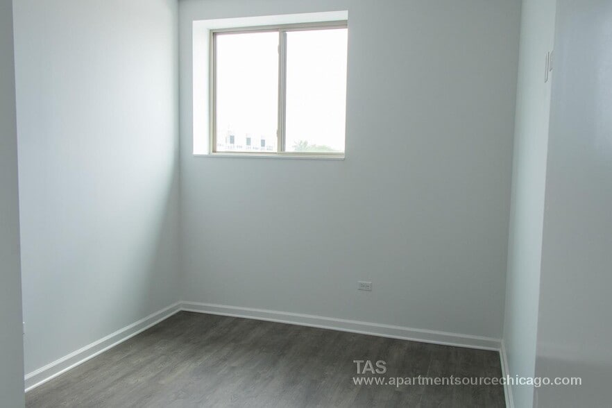 Building Photo - 928 W Dakin St