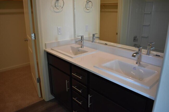 Building Photo - 4523 Iris Ct